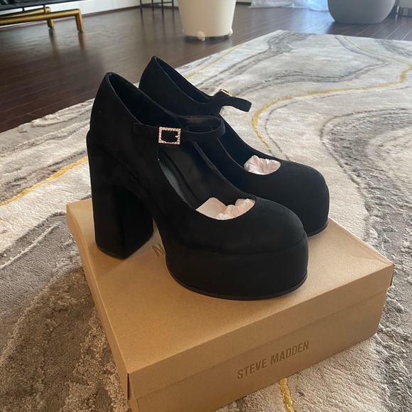 Steve Madden Shoes - NWT Steve Madden Platform suede shoes.